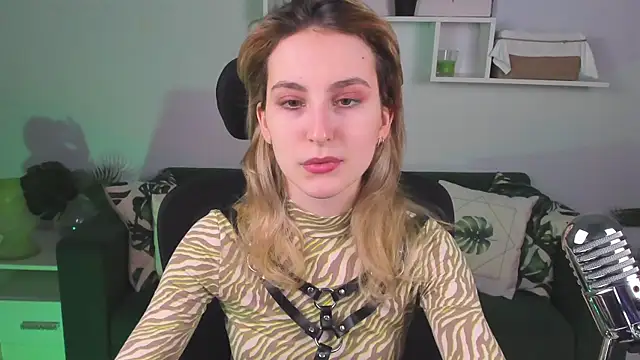 Snapshot of LuxRayi chatting on March 2, 2025, 5:58 pm LuxRayi online show from March 2, 2025, 5:58 pm