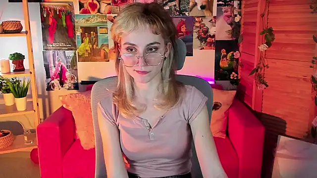 Snapshot of LuxRayi chatting on March 12, 2025, 9:35 pm LuxRayi online show from March 12, 2025, 9:35 pm