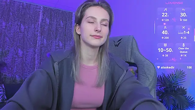 Snapshot of LuxRayi chatting on September 12, 2025, 8:53 pm LuxRayi online show from September 12, 2025, 8:53 pm