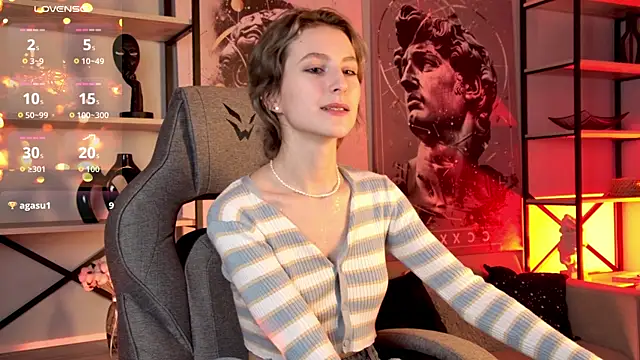 Snapshot of LuxRayi chatting on September 17, 2025, 8:32 pm LuxRayi online show from September 17, 2025, 8:32 pm