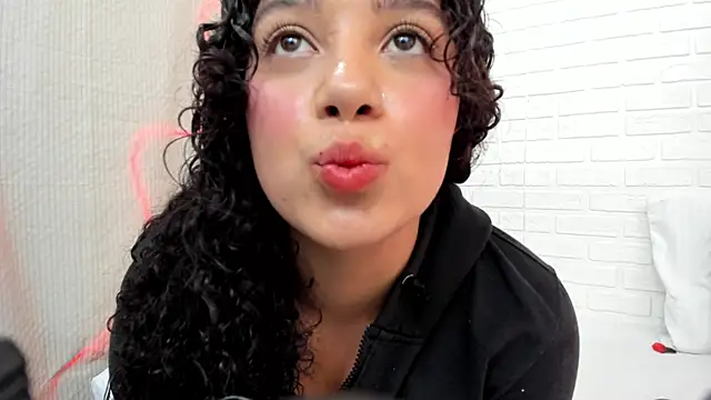 Snapshot of Julieta_333 chatting on February 24, 2025, 5:31 pm Julieta 333 online show from February 24, 2025, 5:31 pm