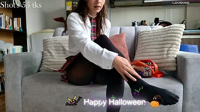 Snapshot of Emmy_petit chatting on October 31, 2025, 2:40 pm Emmy petit online show from October 31, 2025, 2:40 pm