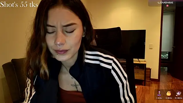 Snapshot of Emmy_petit chatting on November 1, 2025, 6:54 pm Emmy petit online show from November 1, 2025, 6:54 pm