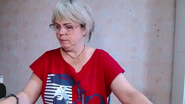 Snapshot of sweetsunset11 chatting on October 18, 2025, 8:04 am sweetsunset11 online show from October 18, 2025, 8:04 am