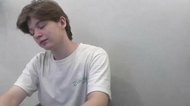 Snapshot of W_N_G_S chatting on October 1, 2025, 5:02 am W N G S online show from October 1, 2025, 5:02 am