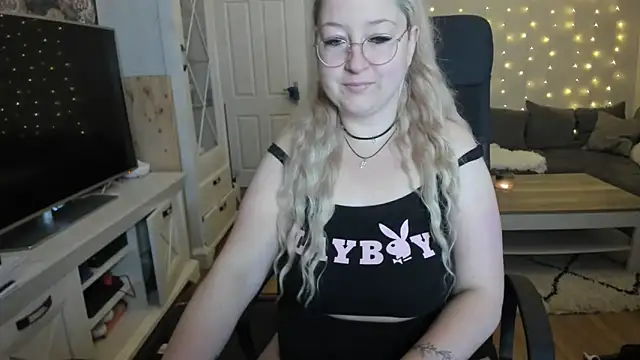 Snapshot of Lillyloo_ chatting on October 6, 2025, 3:48 am Lillyloo online show from October 6, 2025, 3:48 am