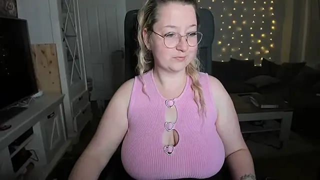 Snapshot of Lillyloo_ chatting on November 8, 2025, 7:56 pm Lillyloo online show from November 8, 2025, 7:56 pm