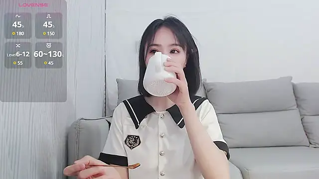 Snapshot of Koi-m- chatting on February 10, 2025, 3:57 am Koi-m- online show from February 10, 2025, 3:57 am