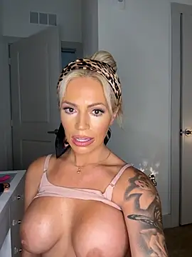 Snapshot of sophiamariexoxo240 chatting on September 28, 2025, 5:07 pm sophiamariexoxo240 online show from September 28, 2025, 5:07 pm