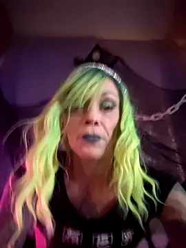 Snapshot of MommyMisfit chatting on October 7, 2025, 1:03 am MommyMisfit online show from October 7, 2025, 1:03 am