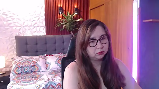 Snapshot of chloe_prg chatting on February 17, 2025, 3:53 pm chloe prg online show from February 17, 2025, 3:53 pm