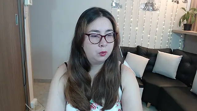 Snapshot of chloe_prg chatting on February 19, 2025, 12:44 pm chloe prg online show from February 19, 2025, 12:44 pm