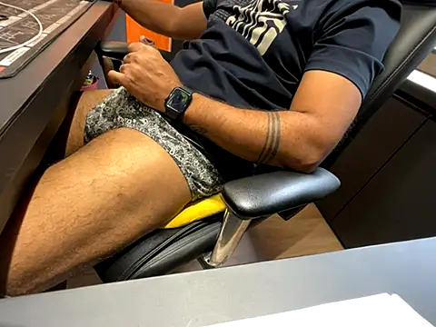 Snapshot of Nil_Talreja chatting on October 13, 2025, 10:04 am Nil Talreja online show from October 13, 2025, 10:04 am