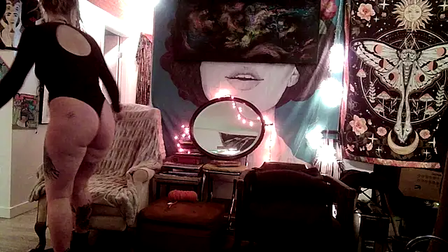 Snapshot of SilverandFox chatting on January 8, 2025, 9:34 pm SilverandFox online show from January 8, 2025, 9:34 pm