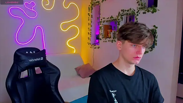 Snapshot of RobertAndLinela chatting on January 22, 2025, 4:55 pm RobertAndLinela online show from January 22, 2025, 4:55 pm