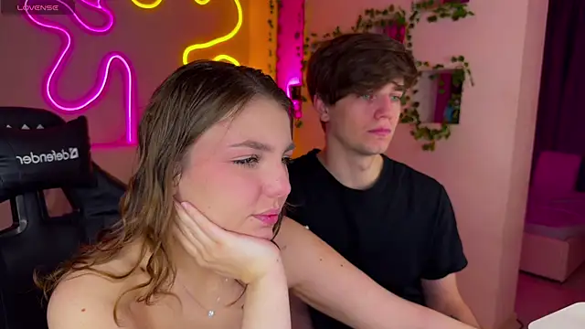 Snapshot of RobertAndLinela chatting on March 18, 2025, 5:53 pm RobertAndLinela online show from March 18, 2025, 5:53 pm