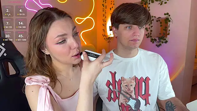 Snapshot of RobertAndLinela chatting on October 3, 2025, 8:00 am RobertAndLinela online show from October 3, 2025, 8:00 am