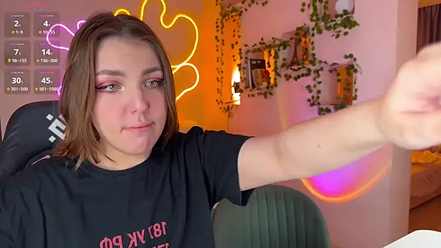 Snapshot of RobertAndLinela chatting on October 6, 2025, 8:01 am RobertAndLinela online show from October 6, 2025, 8:01 am