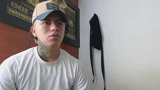 Snapshot of Thiago_x_Sahara chatting on February 11, 2025, 1:09 pm Thiago x Sahara online show from February 11, 2025, 1:09 pm