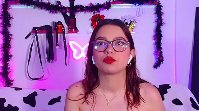 Snapshot of EmiF26 chatting on October 22, 2025, 3:40 am EmiF26 online show from October 22, 2025, 3:40 am