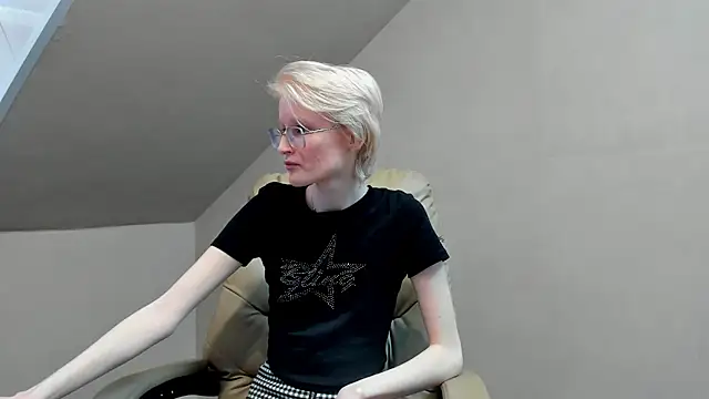 Snapshot of ElizabethHarpper chatting on March 21, 2025, 10:50 am ElizabethHarpper online show from March 21, 2025, 10:50 am