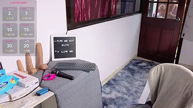 Snapshot of SexLaura_ chatting on March 20, 2025, 10:40 pm SexLaura online show from March 20, 2025, 10:40 pm