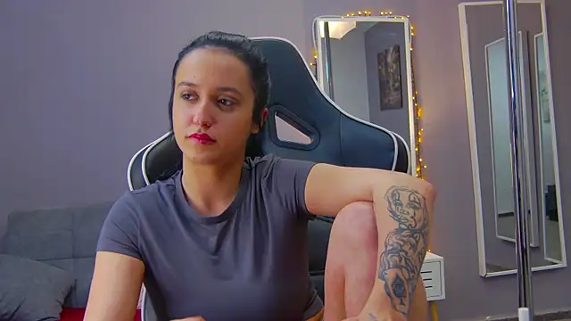 Snapshot of Eva_Lovvia_ chatting on February 4, 2025, 1:23 am Eva Lovvia  online show from February 4, 2025, 1:23 am