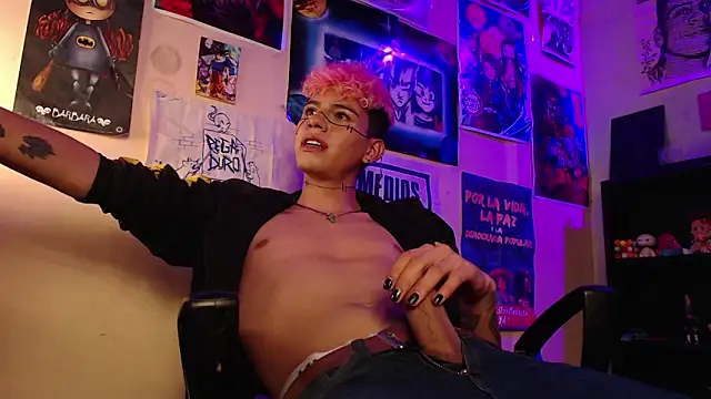 Snapshot of Mickey_Magic chatting on February 1, 2025, 11:48 pm Mickey Magic online show from February 1, 2025, 11:48 pm