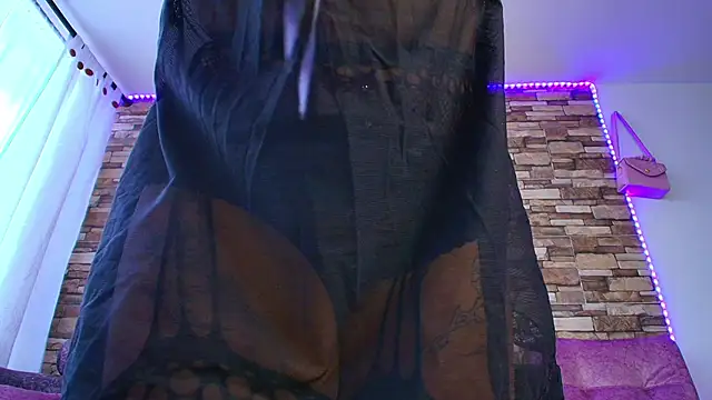 Snapshot of MiaFlamesxxx chatting on November 4, 2025, 9:14 pm MiaFlamesxxx online show from November 4, 2025, 9:14 pm