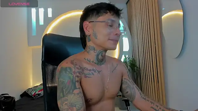 Snapshot of tattokoi chatting on January 19, 2025, 4:44 am tattokoi online show from January 19, 2025, 4:44 am