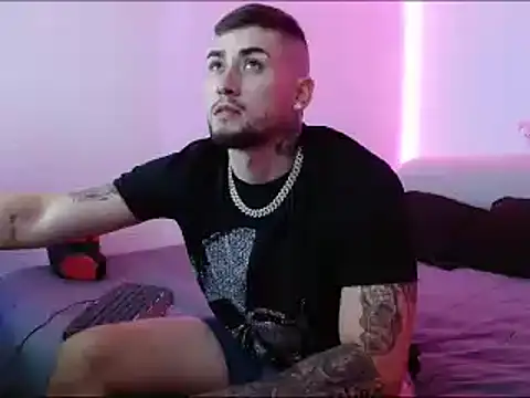 Snapshot of Lliam_2 chatting on January 30, 2025, 1:00 am Lliam 2 online show from January 30, 2025, 1:00 am