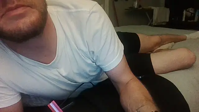 Snapshot of biggzee6 chatting on February 24, 2025, 5:00 am biggzee6 online show from February 24, 2025, 5:00 am