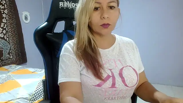 Snapshot of mariana0x chatting on March 5, 2025, 12:05 am mariana0x online show from March 5, 2025, 12:05 am