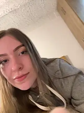 Snapshot of eilynxx chatting on February 13, 2025, 9:27 pm eilynxx online show from February 13, 2025, 9:27 pm