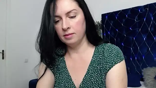 JacquelineElle online show from February 3, 2025, 6:39 pm
