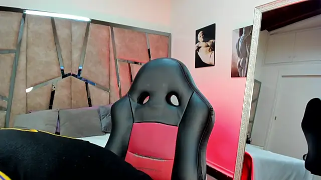 Snapshot of LeandroRusso chatting on February 11, 2025, 8:31 pm LeandroRusso online show from February 11, 2025, 8:31 pm