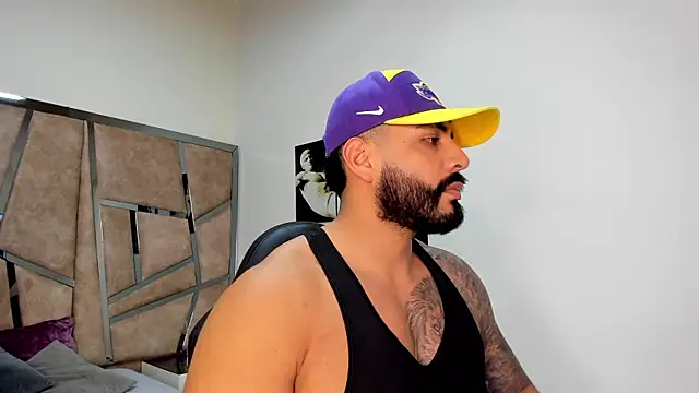 Snapshot of LeandroRusso chatting on March 15, 2025, 8:10 pm LeandroRusso online show from March 15, 2025, 8:10 pm