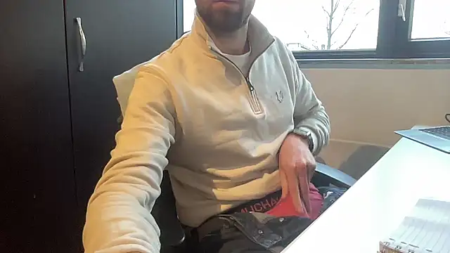 Snapshot of bullyboyy chatting on January 28, 2025, 2:42 pm bullyboyy online show from January 28, 2025, 2:42 pm