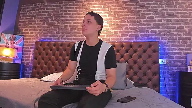 Snapshot of Thomas_May4rs chatting on February 14, 2025, 4:04 am Thomas May4rs online show from February 14, 2025, 4:04 am