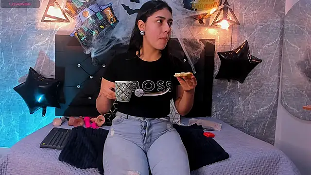 Snapshot of emberhodson chatting on October 17, 2025, 11:57 am emberhodson online show from October 17, 2025, 11:57 am