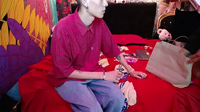 Snapshot of SimonAndJocelyn chatting on February 15, 2025, 10:42 pm SimonAndJocelyn online show from February 15, 2025, 10:42 pm