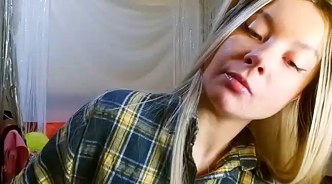 Snapshot of TwerkingCheerleader chatting on March 6, 2025, 11:42 pm TwerkingCheerleader online show from March 6, 2025, 11:42 pm