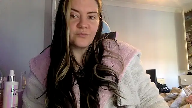 AureliaXOX online show from February 5, 2025, 10:30 am