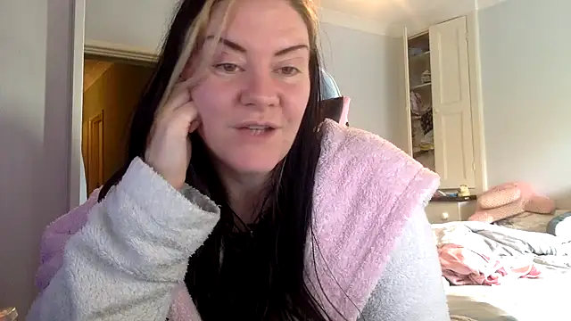 AureliaXOX online show from February 5, 2025, 2:16 pm