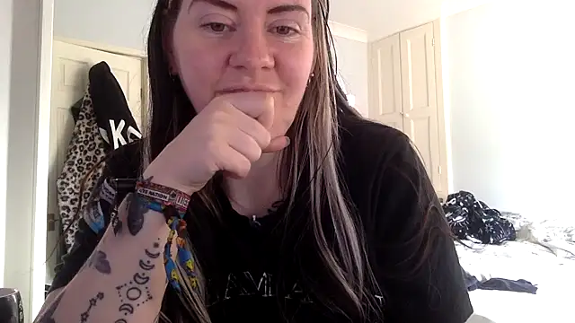 AureliaXOX online show from February 6, 2025, 1:54 pm