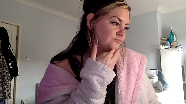 AureliaXOX online show from February 16, 2025, 2:21 pm