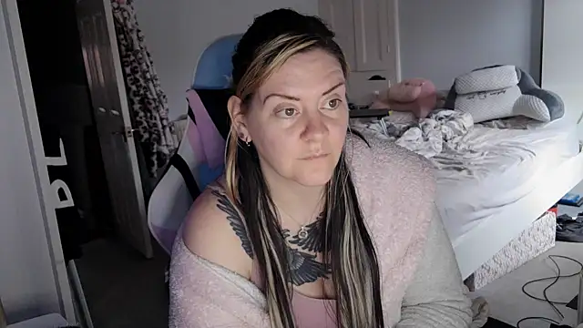 AureliaXOX online show from February 23, 2025, 3:08 pm