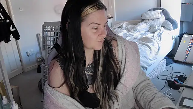 AureliaXOX online show from March 8, 2025, 9:39 am