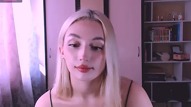 Snapshot of beauty_blonde chatting on March 3, 2025, 9:33 am beauty blonde online show from March 3, 2025, 9:33 am