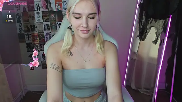 EvelinaLuu online show from November 2, 2025, 3:42 am